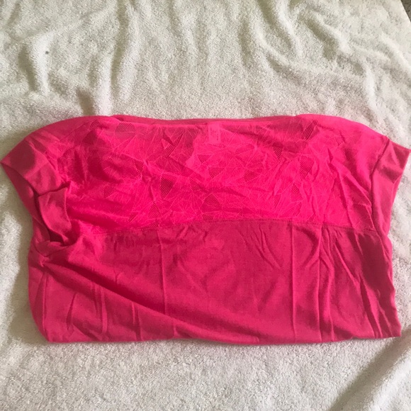 Woman’s workout short sleeve shirt - Picture 3 of 3